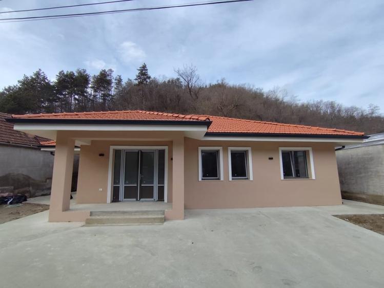 Casă individuală cu 4 camere cu Teren 350 Mp în Cugir