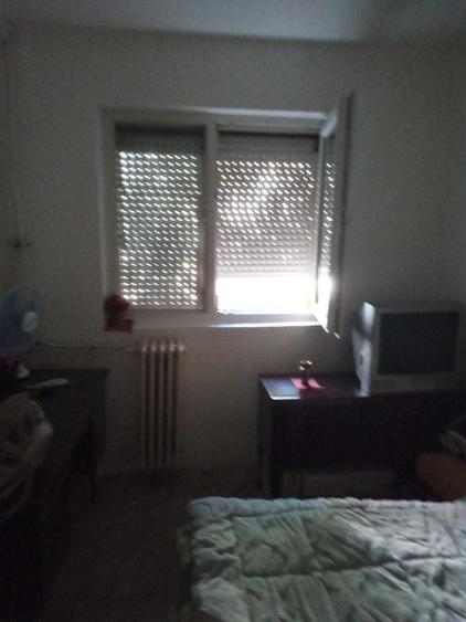 Apartament cu 4 camere semidecomandat în Rovine