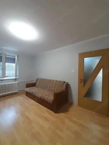 Garsonieră decomandată în Palas