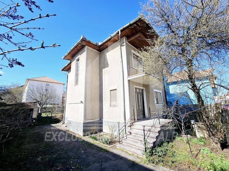 Casă individuală cu 6 camere cu Canalizare în Cetate