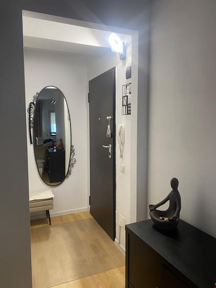 Apartament cu 3 camere semidecomandat, mobilat în Băneasa