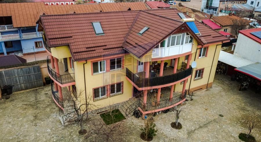 Casă individuală cu 10 camere cu Canalizare în Andronache