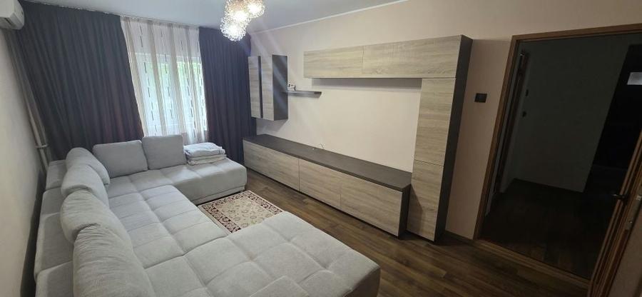 Apartament cu 3 camere decomandat în Micro 17