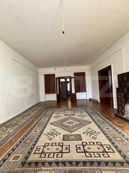 Casă individuală cu 8 camere cu Canalizare în Central