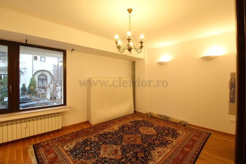 Apartament cu 4 camere semidecomandat în Dorobanți