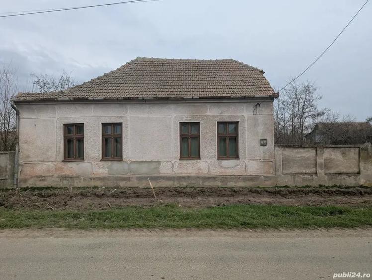 Casă cu 3 camere în Petroman