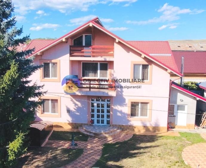 Casă individuală cu 7 camere cu Canalizare în 1 Mai