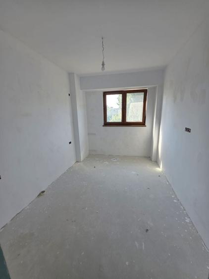 Apartament cu 3 camere semidecomandat în Gorjului
