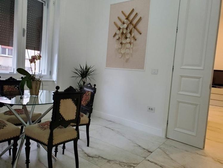 Inchiriez apartament 3 camere zona Ultracentrala - ID : RH-40067 - 2