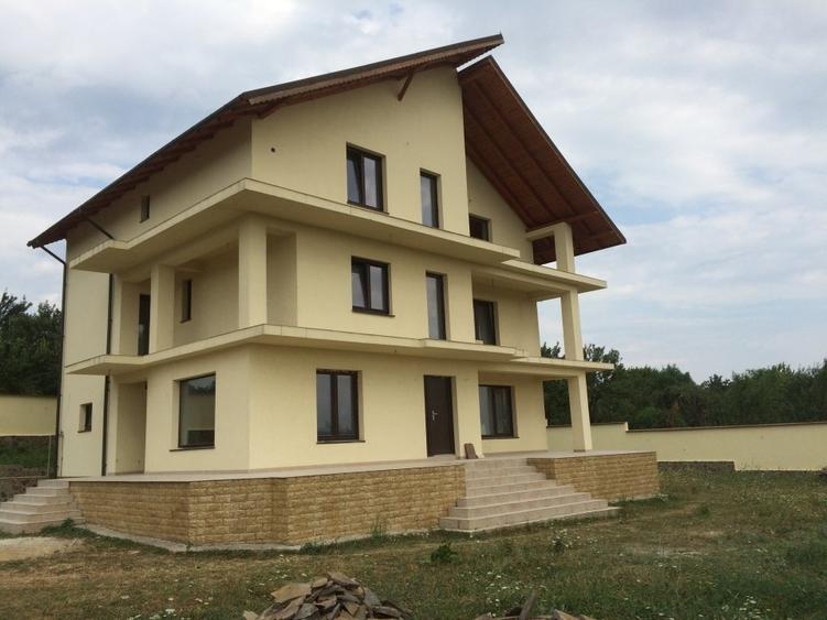 Casă cu 7 camere cu Teren 1300 Mp în Pucioasa-Sat