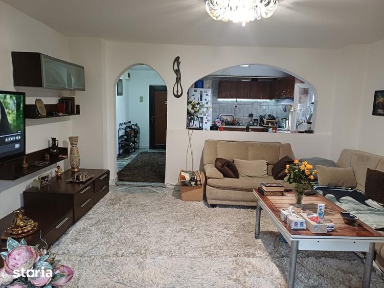 Apartament cu 3 camere decomandat în Central