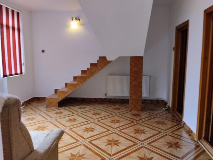 Casă individuală cu 4 camere cu Garaj în Central