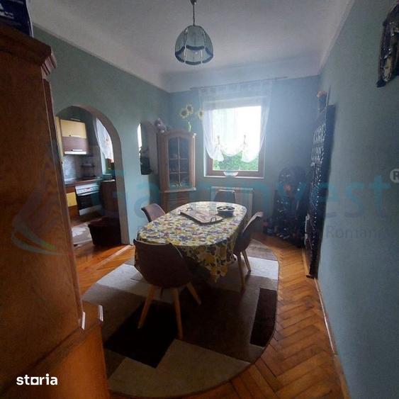 Casă cu 4 camere cu Teren 8300 Mp în Central