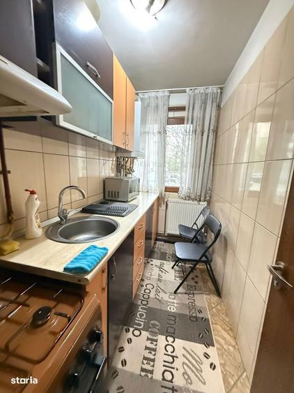 Apartament cu 3 camere semidecomandat în Craiovița Nouă