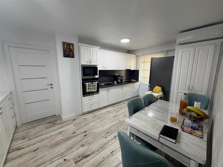 Apartament cu 3 camere decomandat în Valenta