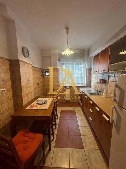 Apartament cu 3 camere decomandat în Victoriei