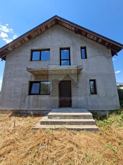 Casă cu 5 camere cu Teren 408 Mp în 1 Decembrie