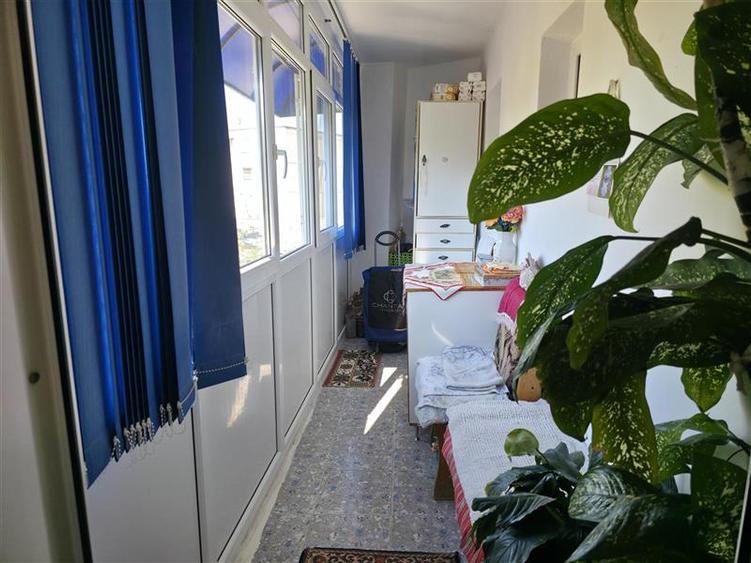 Apartament cu 4 camere semidecomandat în Craiovița Nouă