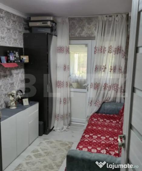Apartament cu 3 camere semidecomandat în Podu Roș