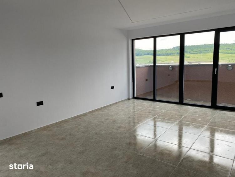 Apartament cu 4 camere semidecomandat în Dâmbul Rotund