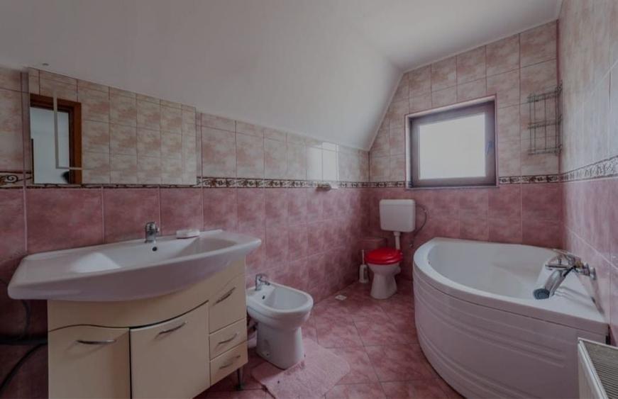 Casă cu 4 camere în Radu Negru
