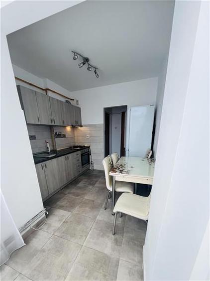 Apartament cu 2 camere semidecomandat, mobilat în Tractorul