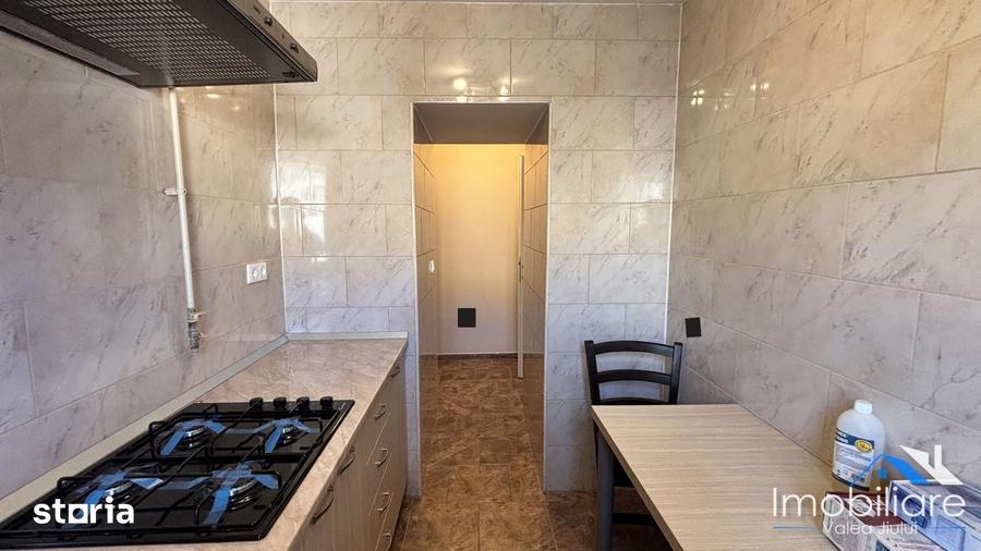 Apartament cu 3 camere decomandat în Petros