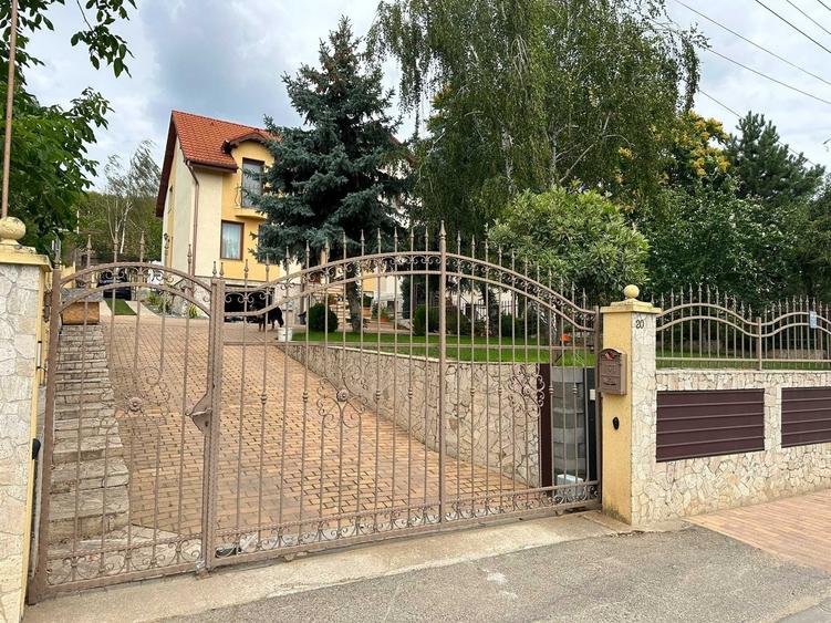 Casă cu 4 camere în Central
