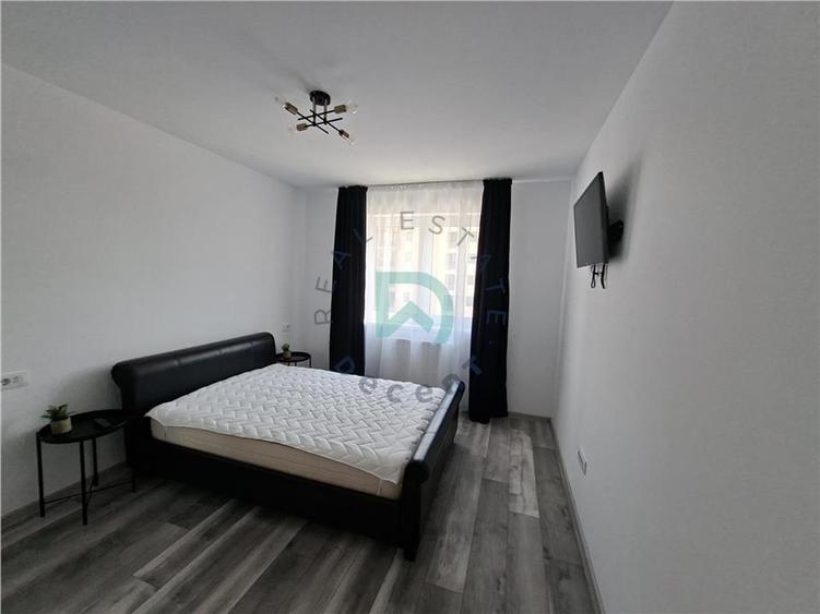 Apartament cu 3 camere decomandat în Tractorul
