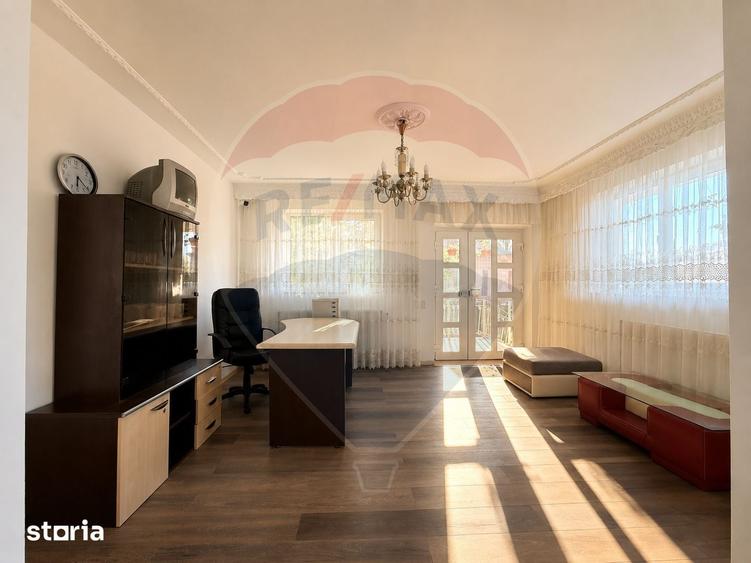 Casă cu 9 camere cu Teren 472 Mp în CFR