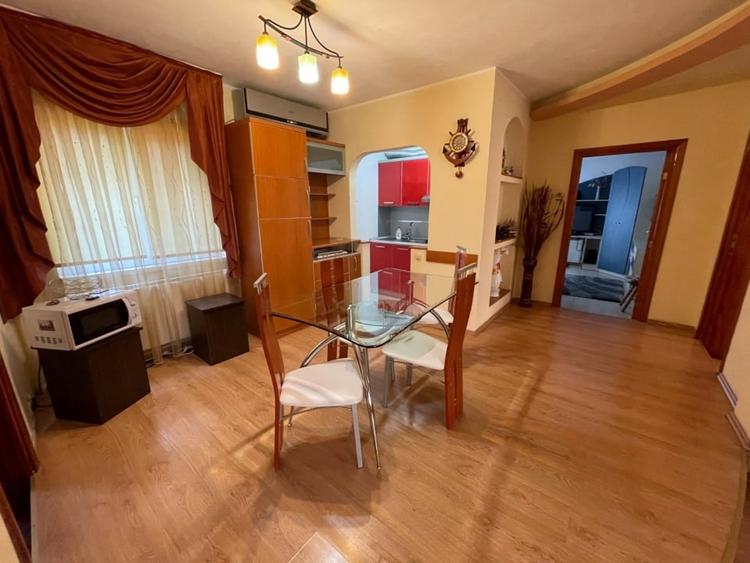 Apartament cu 3 camere decomandat în Sud