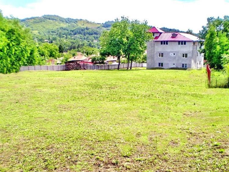 Casă individuală cu 24 camere cu Canalizare în Central