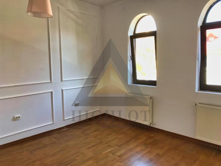 Casă individuală cu 8 camere cu Canalizare în Arcul de Triumf