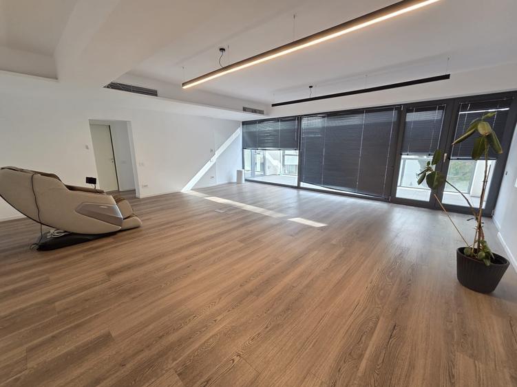 Apartament cu 4 camere decomandat în Națiunile Unite