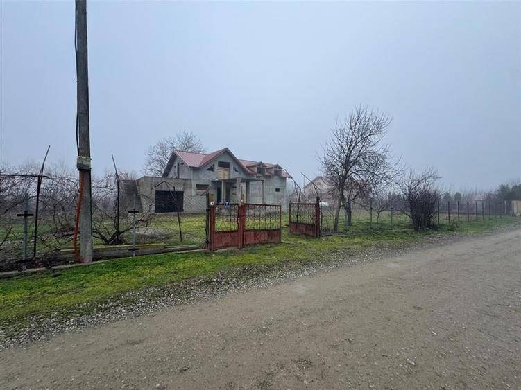 Casă individuală cu 4 camere cu Teren 2000 Mp în Rădulești
