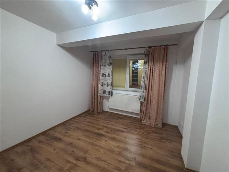 Apartament cu 3 camere semidecomandat în Berceni