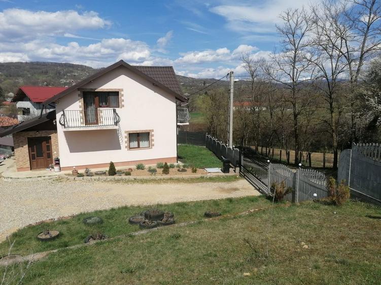 Casă cu 4 camere în Mihăești