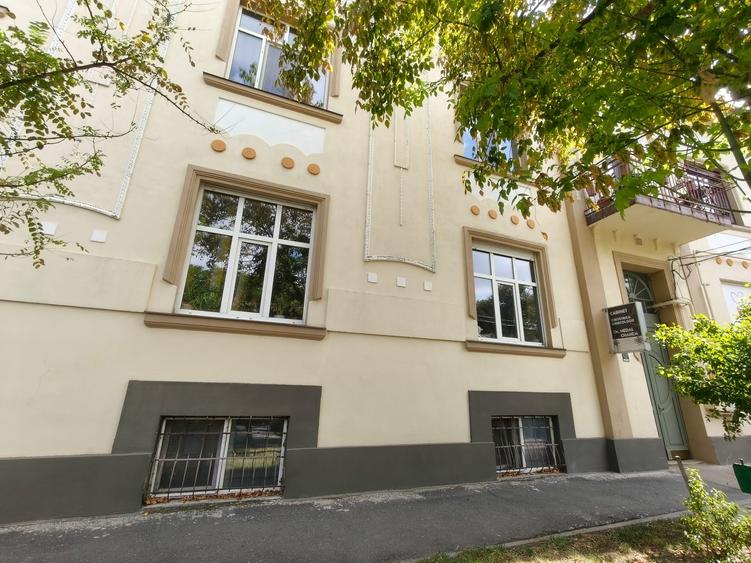 Apartament cu 3 camere semidecomandat în Elisabetin