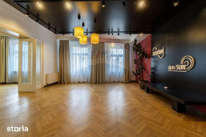 Apartament cu 4 camere în Centrul Istoric