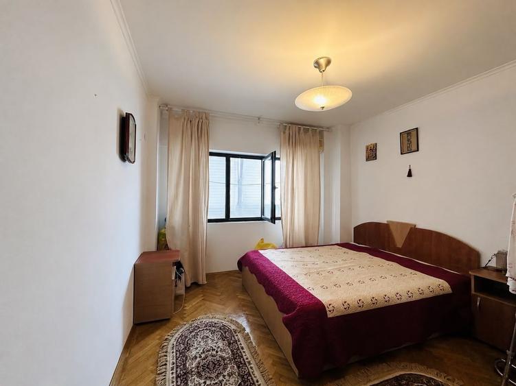 Apartament cu 3 camere semidecomandat în Moșilor