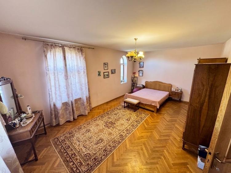 Casă individuală cu 5 camere cu Teren 1612 Mp în Sud
