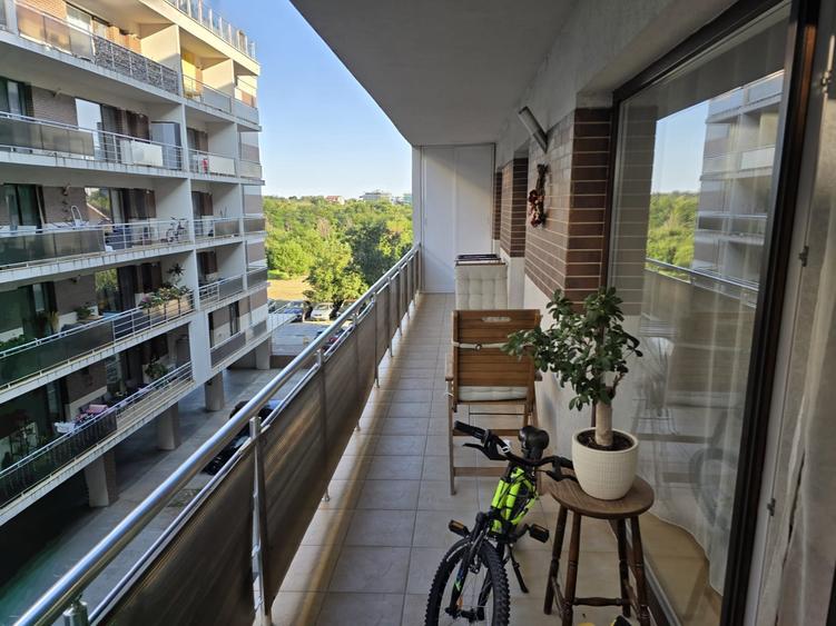 Apartament cu 3 camere semidecomandat, mobilat în Băneasa