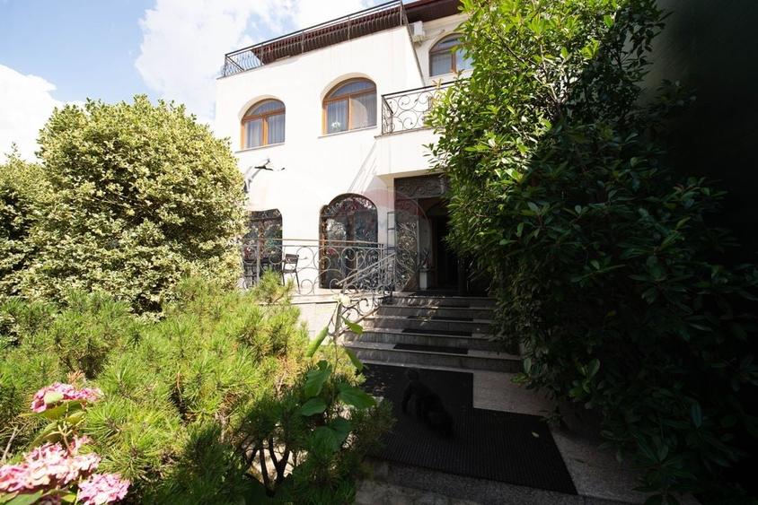 Casă individuală cu 10 camere cu Teren 494 Mp în Periferie