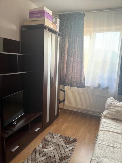 Apartament cu 3 camere decomandat în Petros