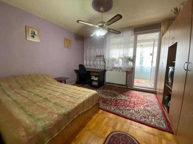 Apartament cu 3 camere decomandat în 22 Decembrie