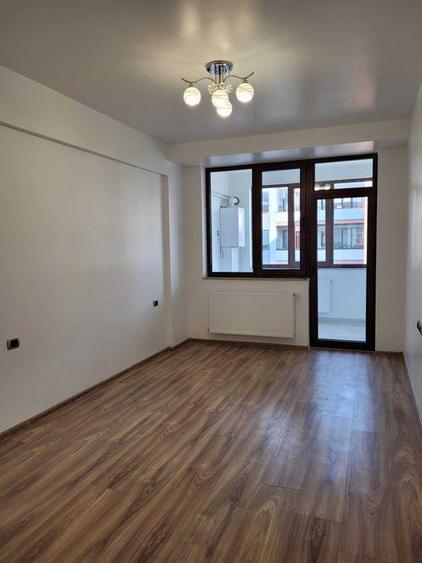 Apartament cu 3 camere decomandat, mobilat în Tractorul
