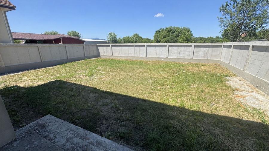 Casă individuală cu 5 camere cu Canalizare în Cristian