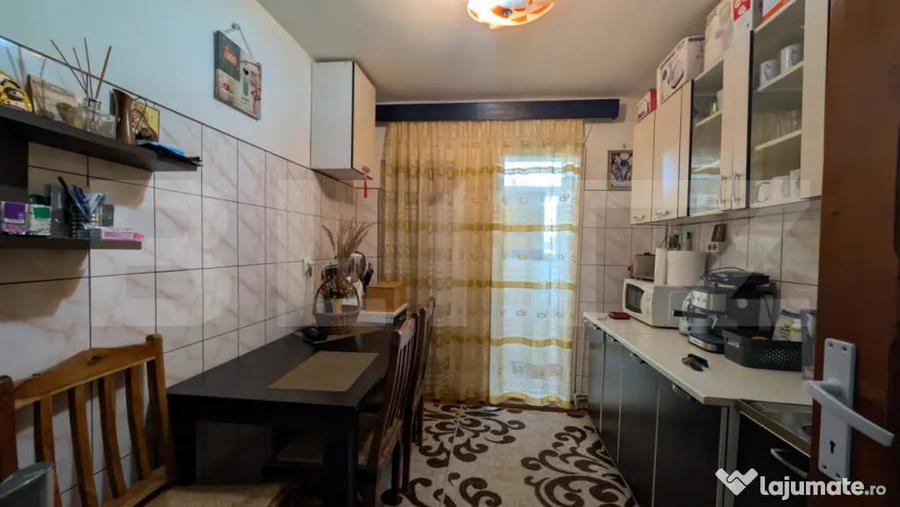 Apartament cu 3 camere decomandat în Micro 4