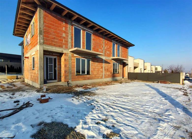 Duplex cu 4 camere cu Canalizare în Ipotești