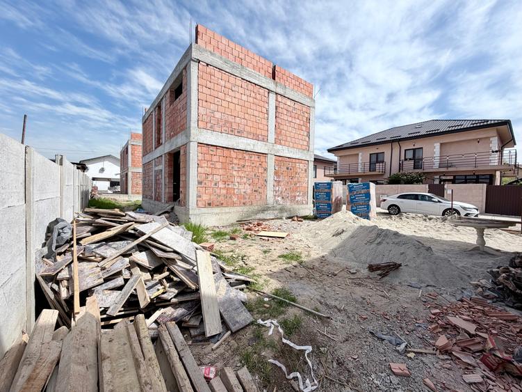 Casă individuală cu 4 camere cu Canalizare în Sud